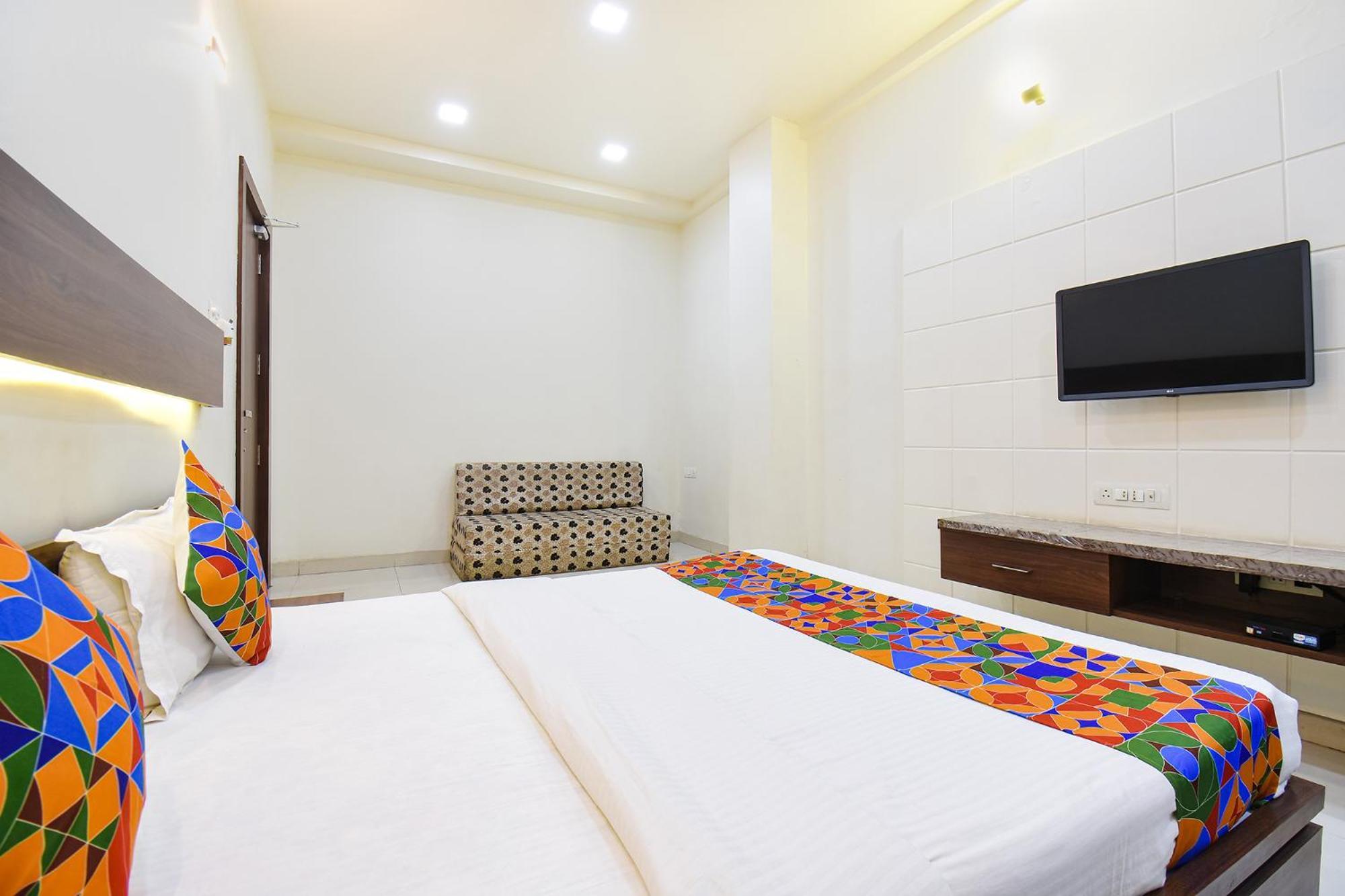 Fabhotel Royal Suits - Nr Mahadji Shinde Chhatri Mundhva Dış mekan fotoğraf