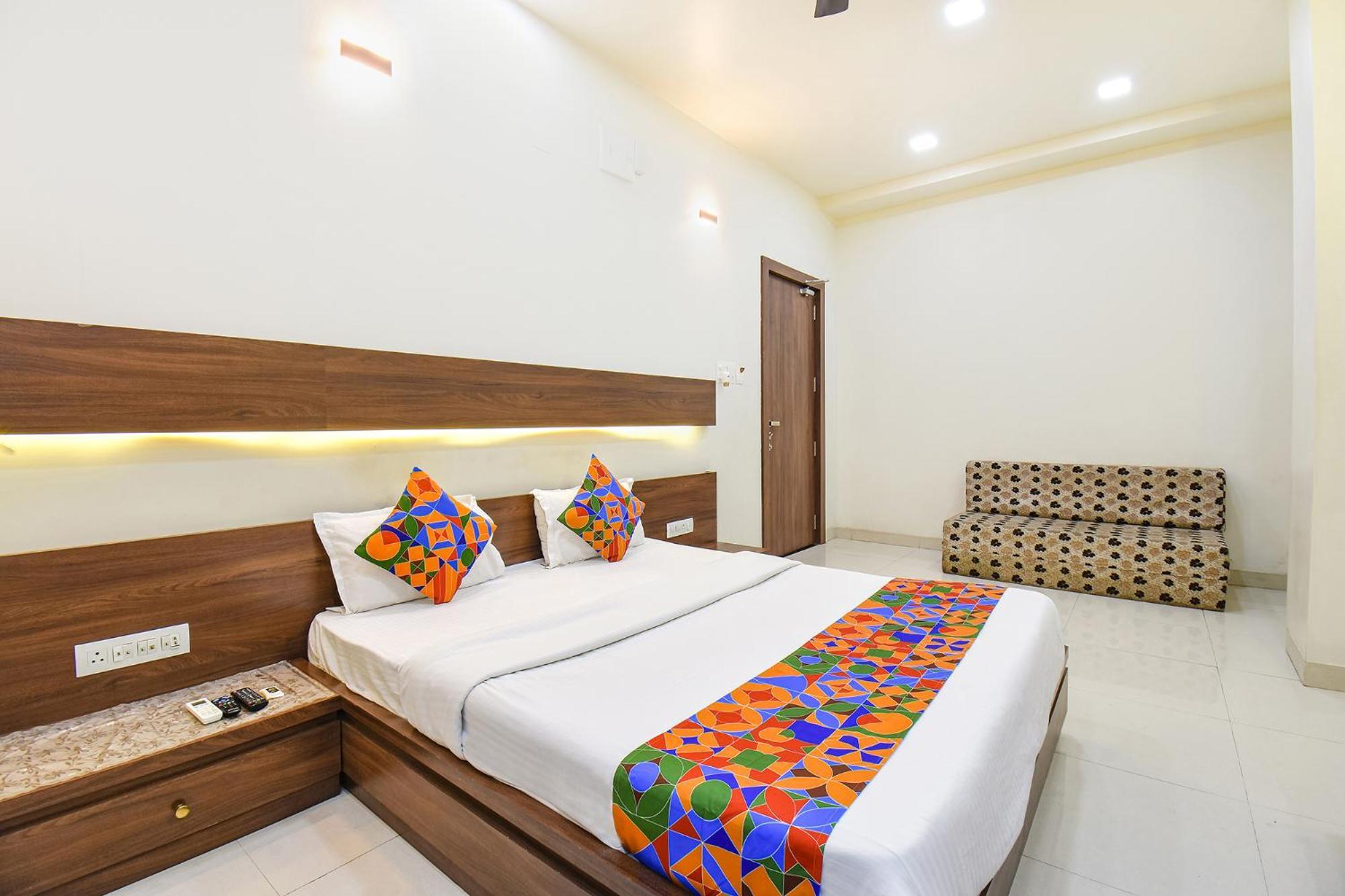 Fabhotel Royal Suits - Nr Mahadji Shinde Chhatri Mundhva Dış mekan fotoğraf