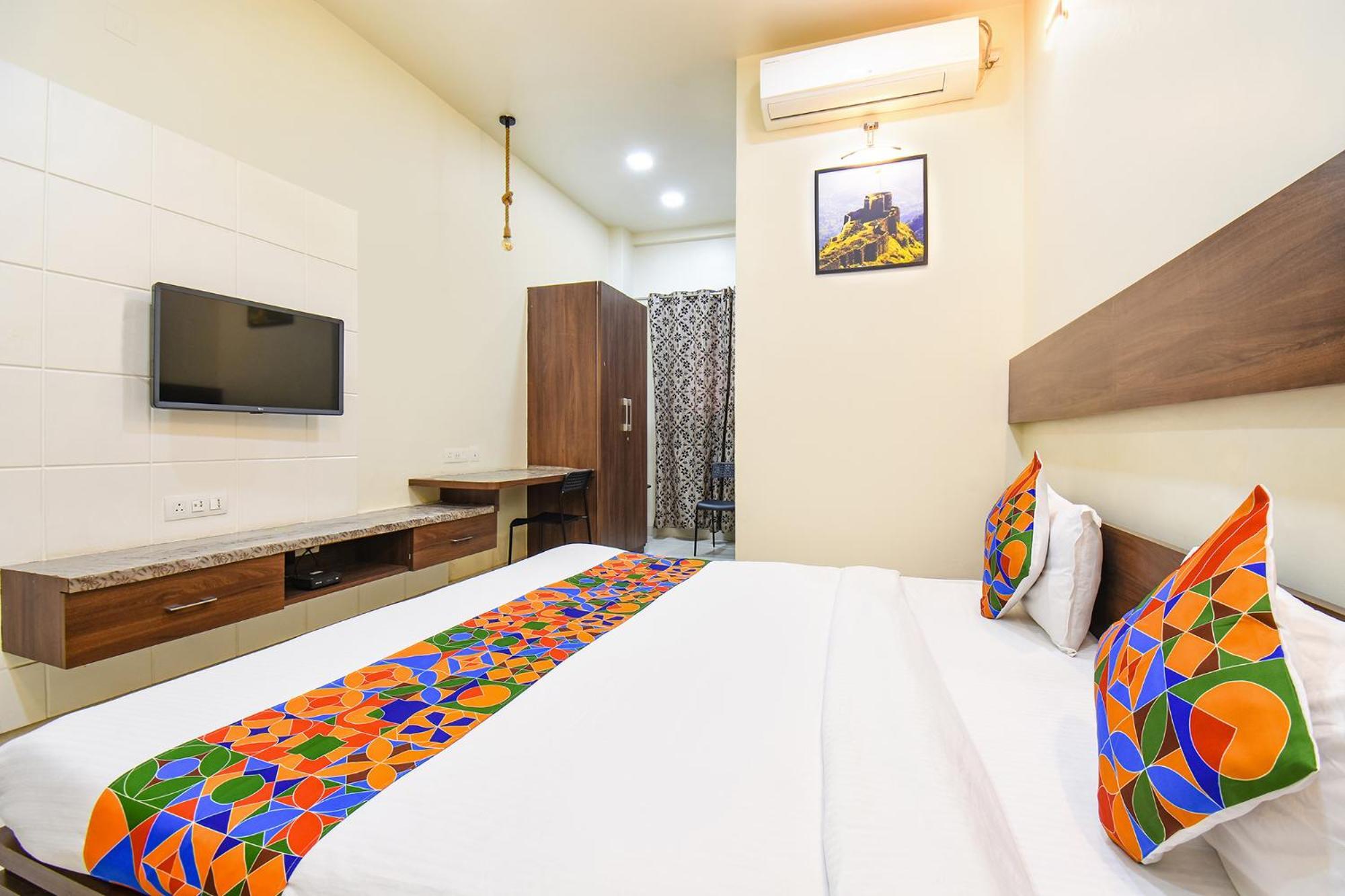 Fabhotel Royal Suits - Nr Mahadji Shinde Chhatri Mundhva Dış mekan fotoğraf