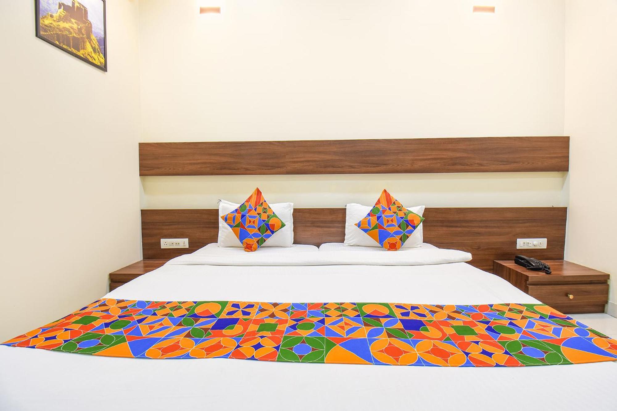 Fabhotel Royal Suits - Nr Mahadji Shinde Chhatri Mundhva Dış mekan fotoğraf