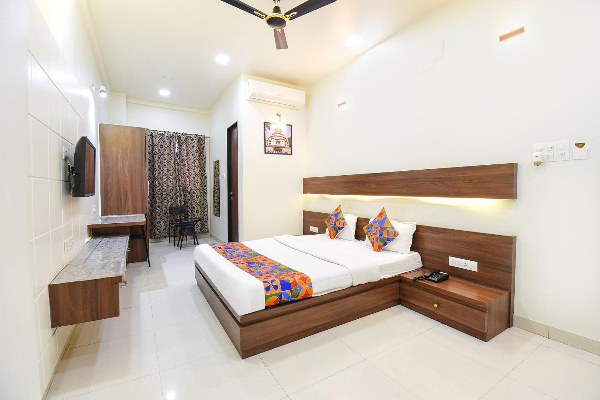 Fabhotel Royal Suits - Nr Mahadji Shinde Chhatri Mundhva Dış mekan fotoğraf