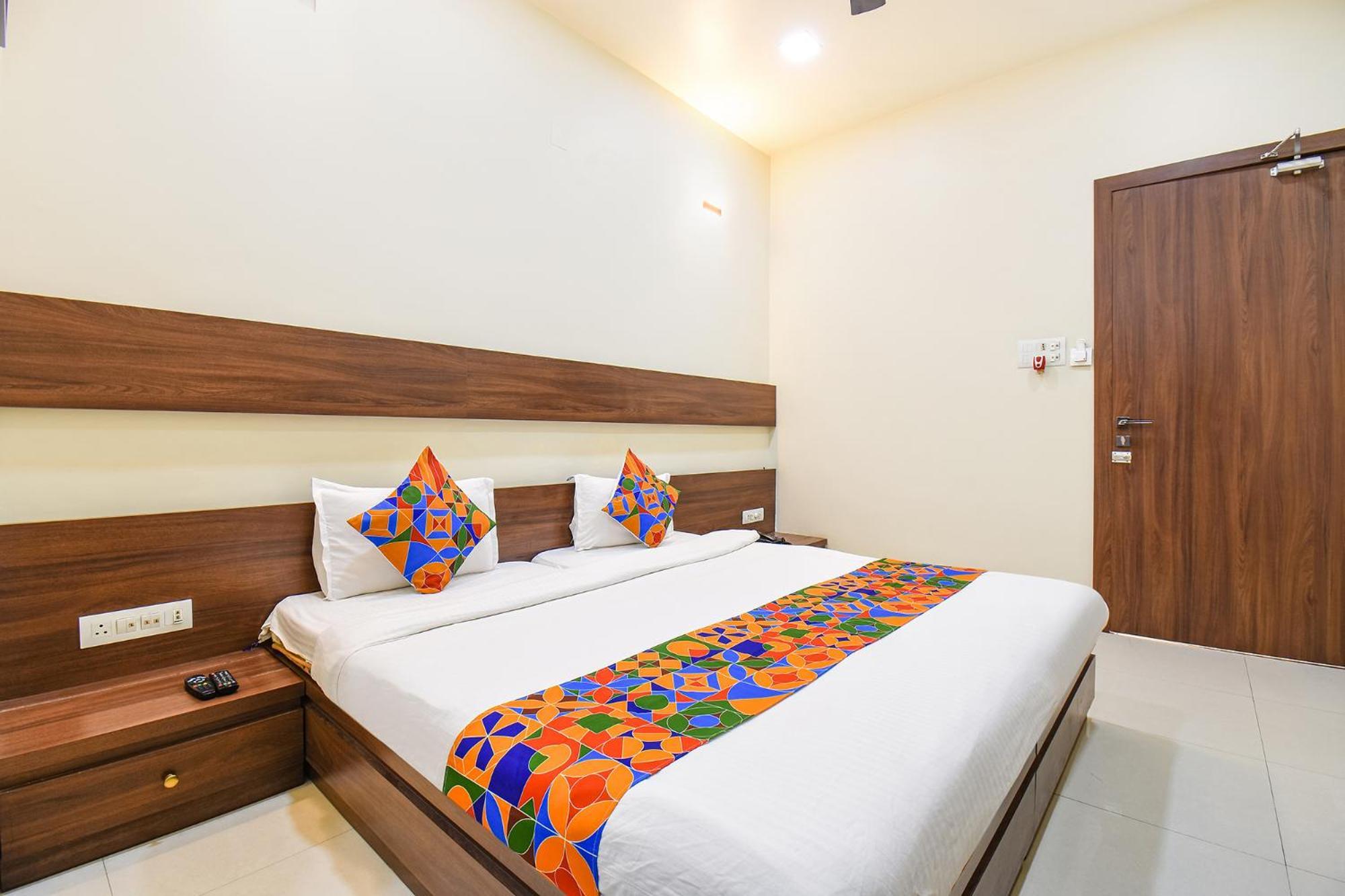 Fabhotel Royal Suits - Nr Mahadji Shinde Chhatri Mundhva Dış mekan fotoğraf