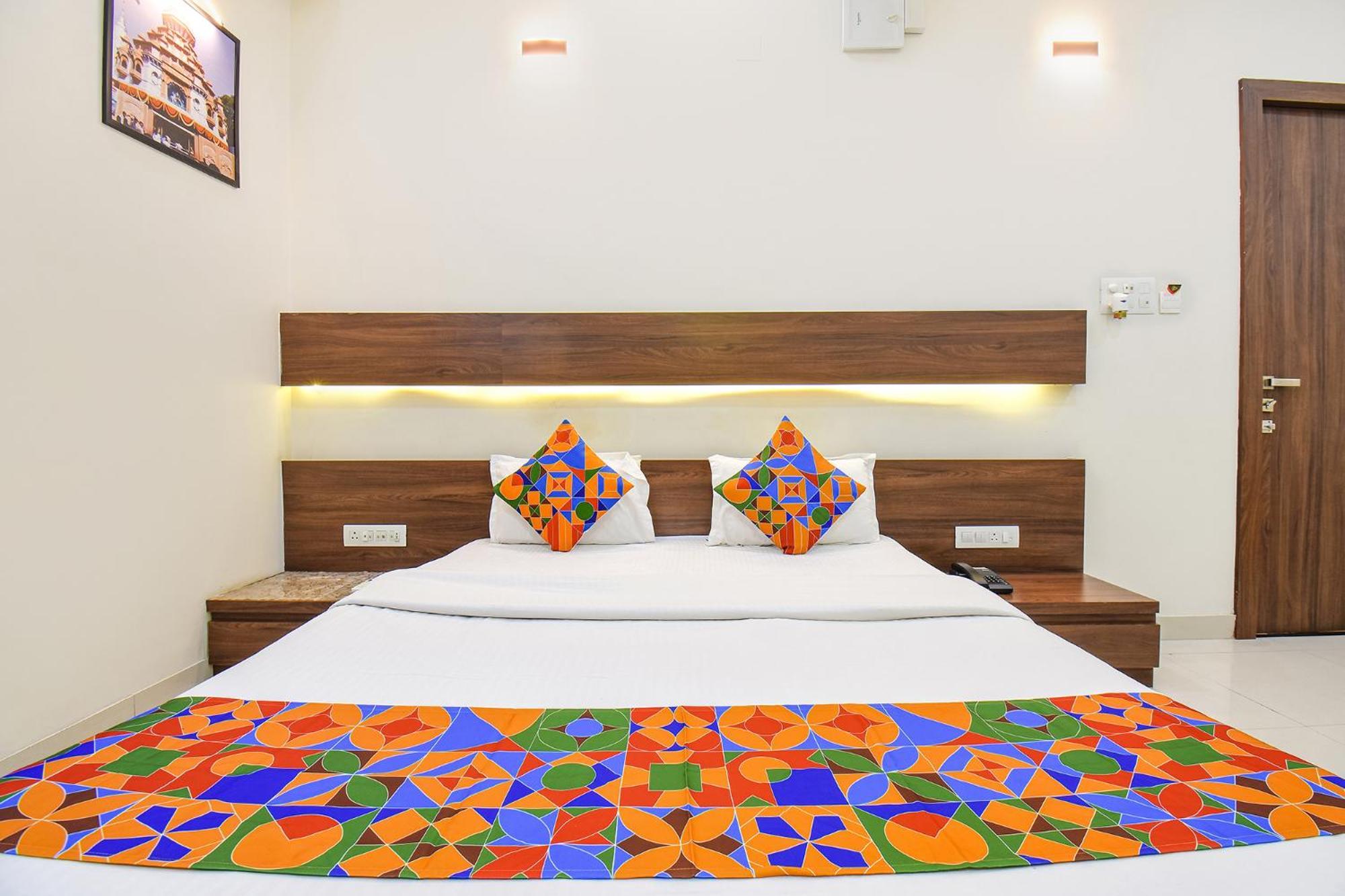 Fabhotel Royal Suits - Nr Mahadji Shinde Chhatri Mundhva Dış mekan fotoğraf