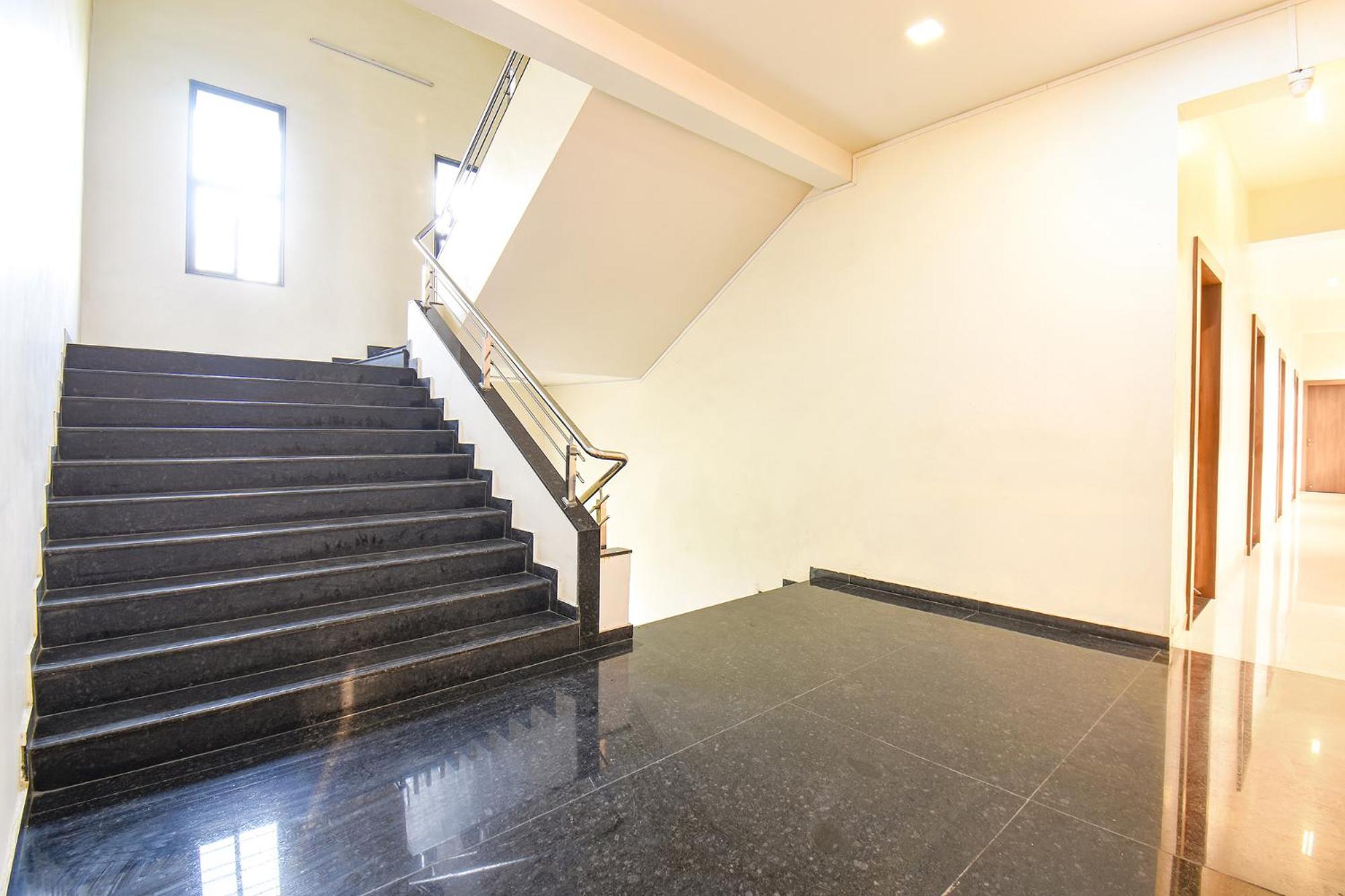 Fabhotel Royal Suits - Nr Mahadji Shinde Chhatri Mundhva Dış mekan fotoğraf