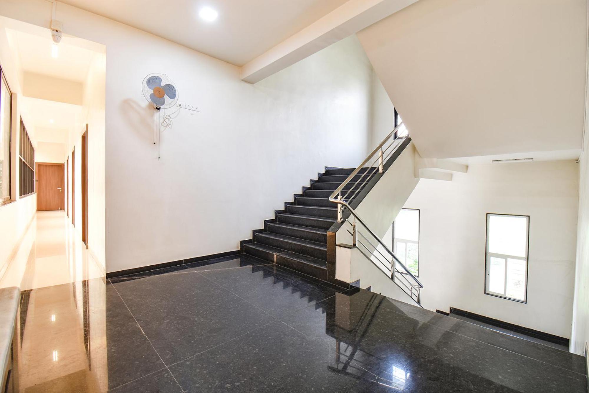 Fabhotel Royal Suits - Nr Mahadji Shinde Chhatri Mundhva Dış mekan fotoğraf