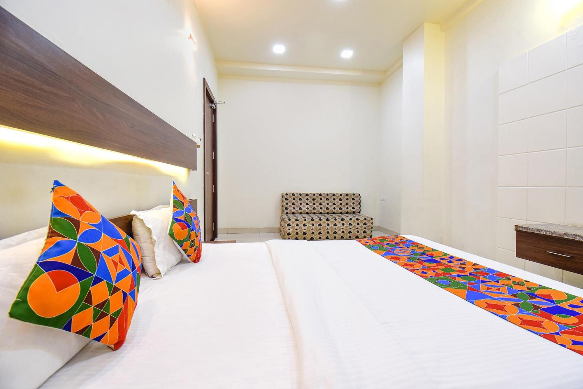 Fabhotel Royal Suits - Nr Mahadji Shinde Chhatri Mundhva Dış mekan fotoğraf