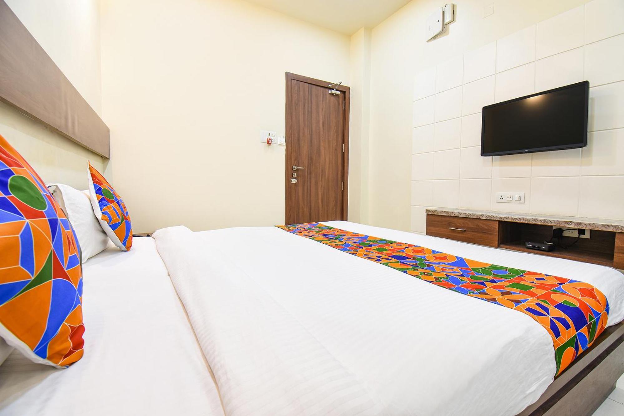 Fabhotel Royal Suits - Nr Mahadji Shinde Chhatri Mundhva Dış mekan fotoğraf