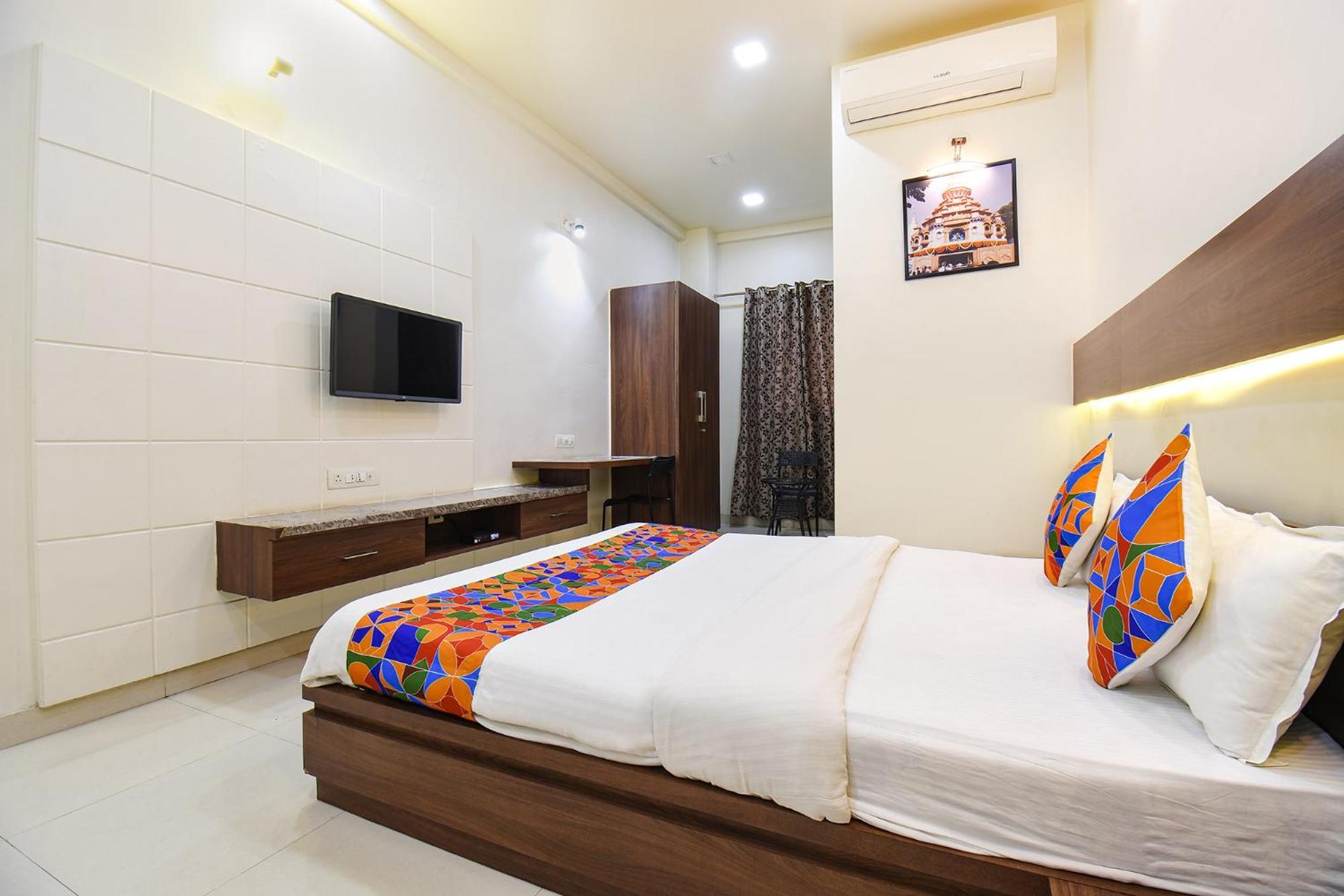 Fabhotel Royal Suits - Nr Mahadji Shinde Chhatri Mundhva Dış mekan fotoğraf
